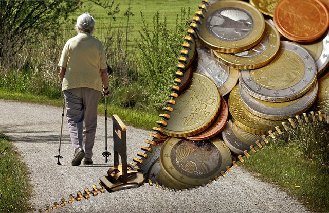 starsza osoba idzie ścieżką w parku podpiera się kijkami do Nordic walkingu, po prawej stronie obrazka jest umieszony rozpięty suwak i monety Euro wewnątrz niego